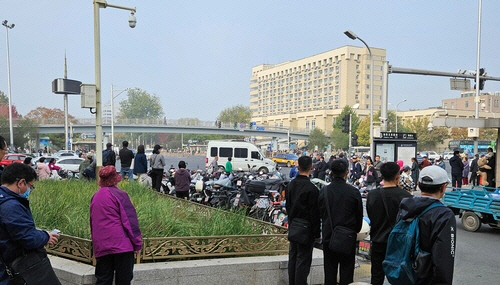 고(故) 리커창 전 중국 국무원 총리의 화장이 엄수되는 2일 오전 베이징 바바오산 혁명공원 인근의 위취안루역 교차로에 시민들이 모여있는 모습. 베이징=연합뉴스